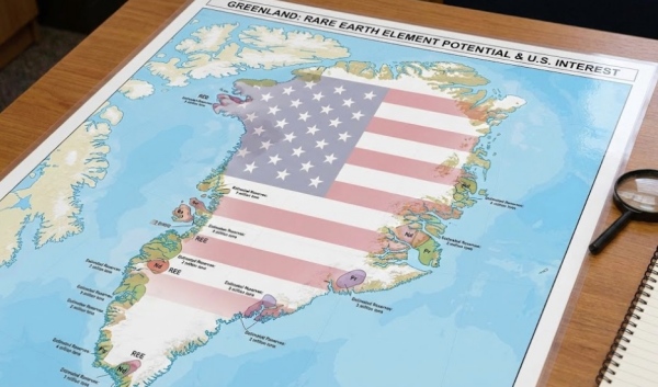 미국 국기가 합성된 그린란드 지도와 희토류 매장량