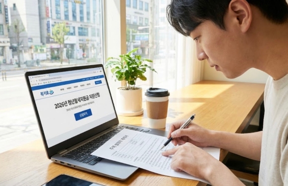 2026 청년월세지원금 복지로 신청 화면 및 청년이 주거 계약서를 확인하는 모습