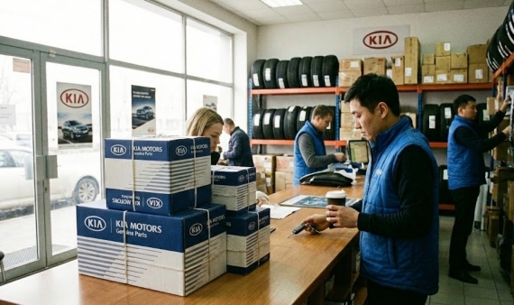 기아자동차 부품 대리점 내부 모습과 구매한 순정부품 박스들