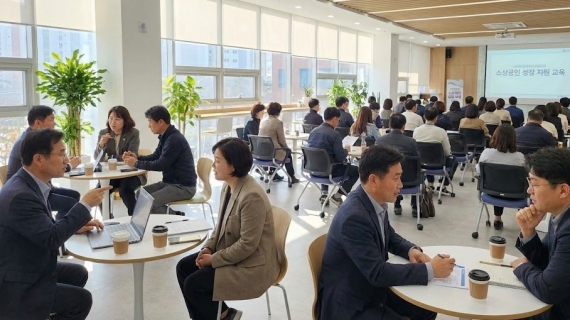 재창업 교육을 받는 소상공인들의 모습과 멘토링 현장