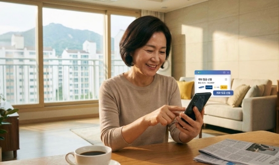 스마트폰 화면에서 신용카드 포인트 조회 후 계좌 입금 신청 버튼을 누르는 모습