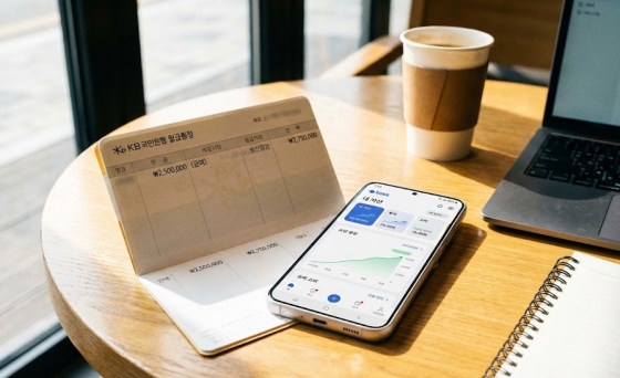 월급 통장과 재테크 관련 앱을 실행 중인 스마트폰 이미지