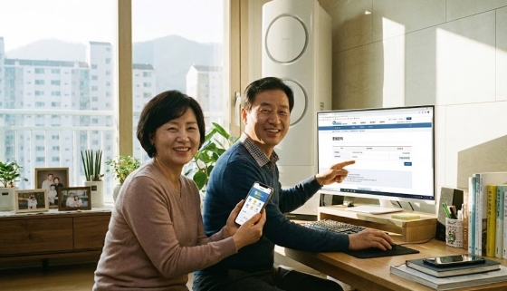 컴퓨터와 스마트폰으로 홈택스에 접속하여 국세 환급금을 조회하는 모습