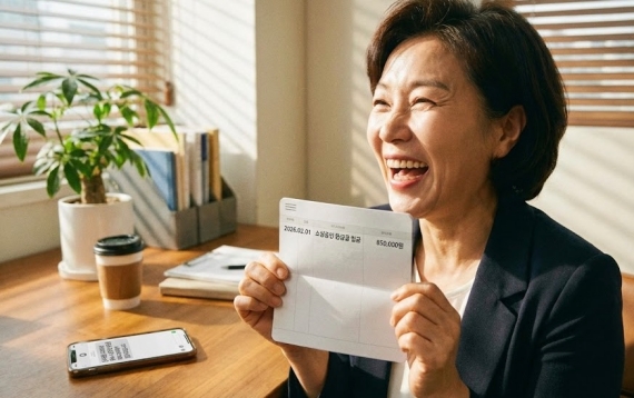 사장님이 웃으며 통장을 확인하는 모습과 환급금 입금 내역 문자